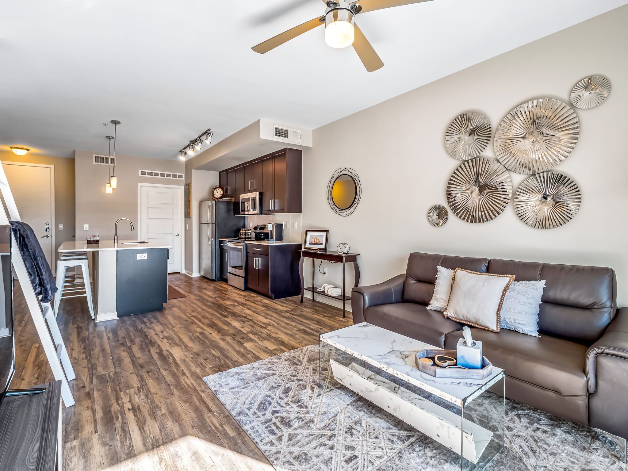 ★ Desert Living ★ Pets ★ Heated Pool ★ Gym ★ Shops