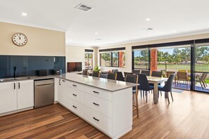 Fridge, microwave, oven, stovetop - The Links - fairway views, walk to town, air-con (Dunsborough)