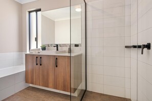 Baignoire, séchoir à cheveux