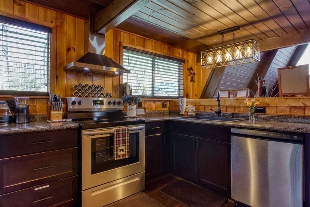 Majestic 4BR Lodge!  HOT TUB  MOUNTAIN VIEWS!!