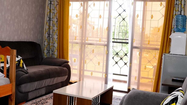 Un salon avec un canapé, une table basse et un meuble pour la télévision.