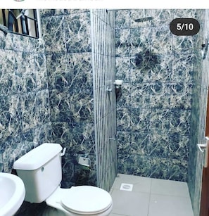 Comfort Apartment | Bathroom | Shower, free toiletries, bidet, towels