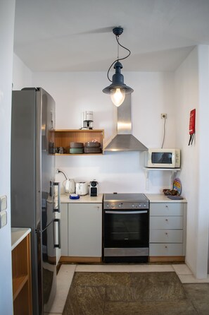 Réfrigérateur, micro-ondes, cafetière/bouilloire, grille-pain