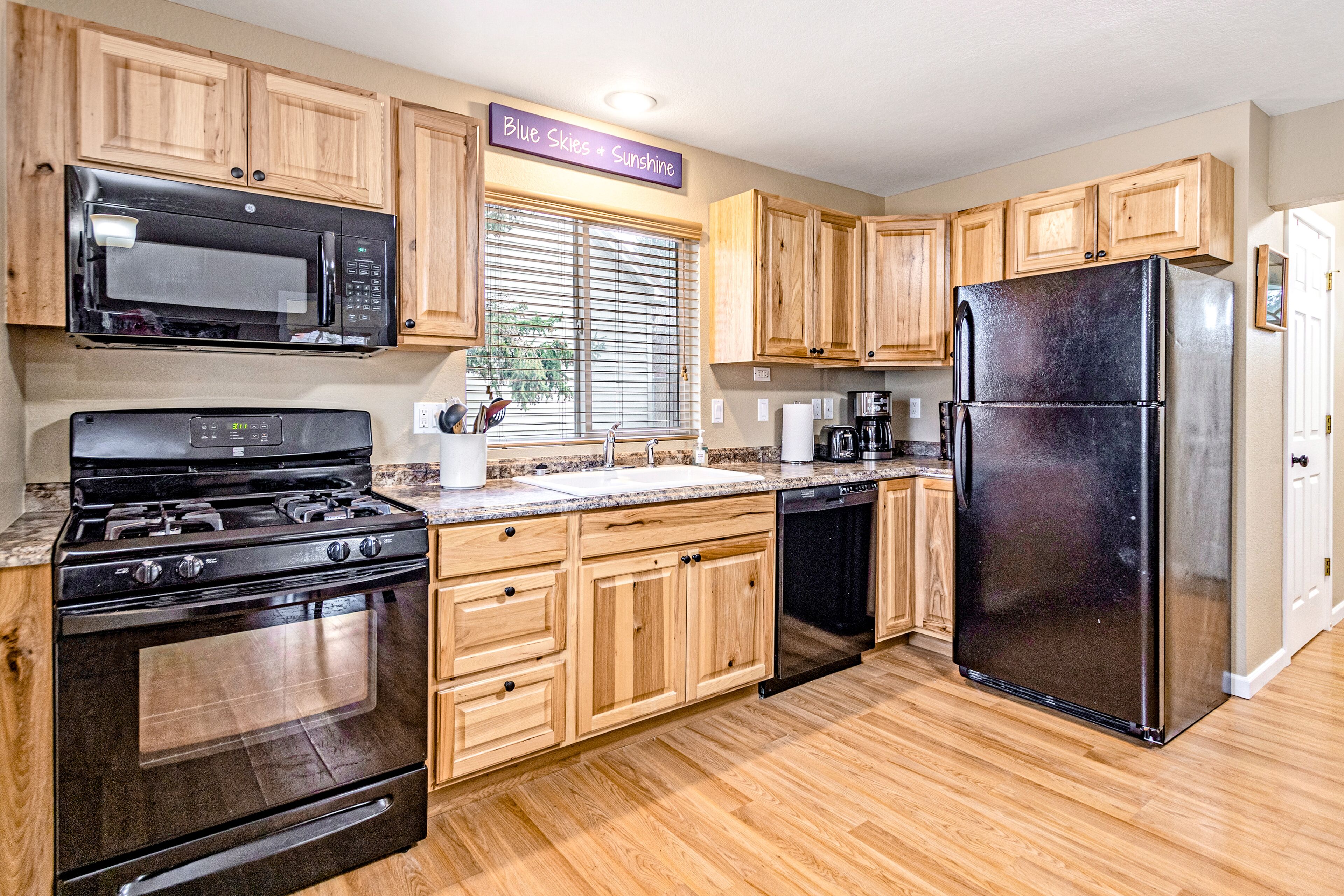 Dog-friendly home near Garden District - spacious backyard, W/D & free WiFi