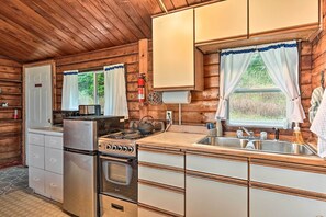 Coffee/tea maker, cookware/dishes/utensils - Waterfront Sekiu Escape - 9 Mi to Neah Bay! (Sekiu)