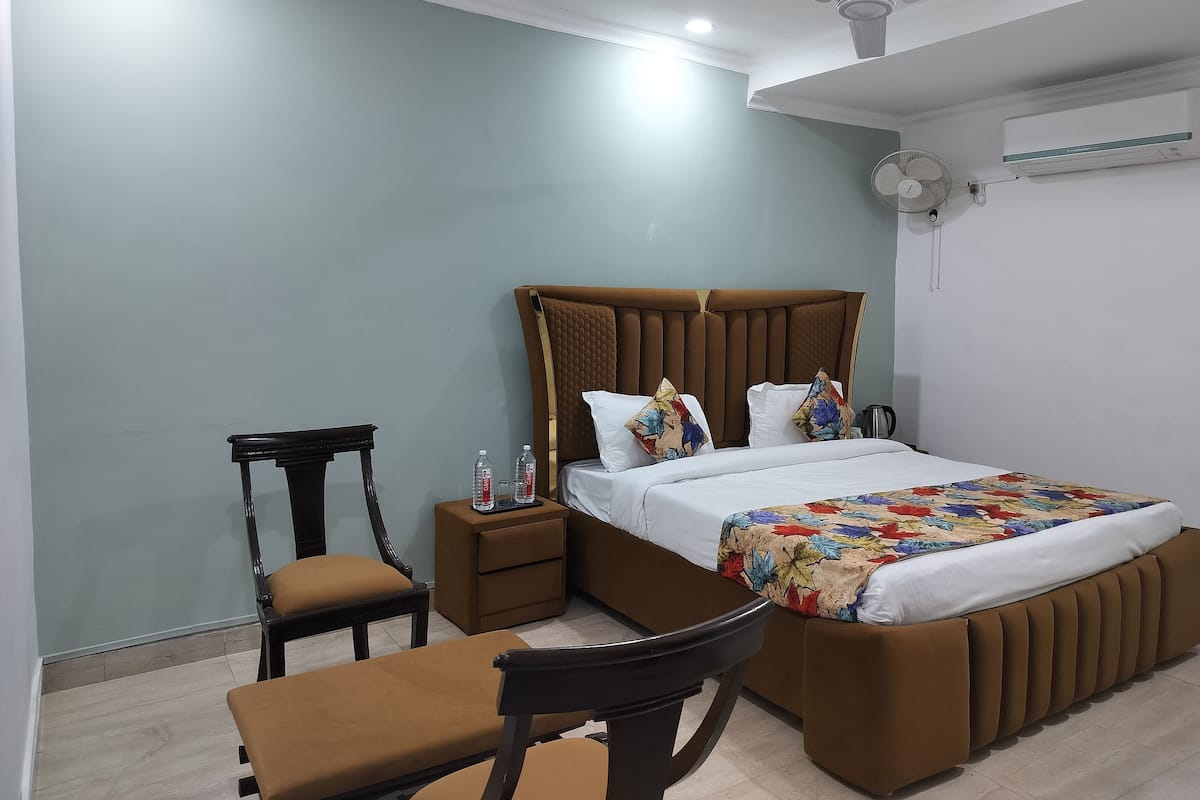 Deluxe Room | Iron/ironing board, free WiFi, bed sheets