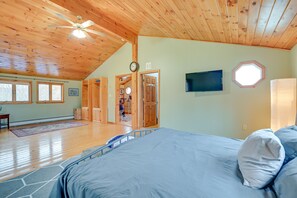 3 habitaciones, escritorio y tabla de planchar con plancha 