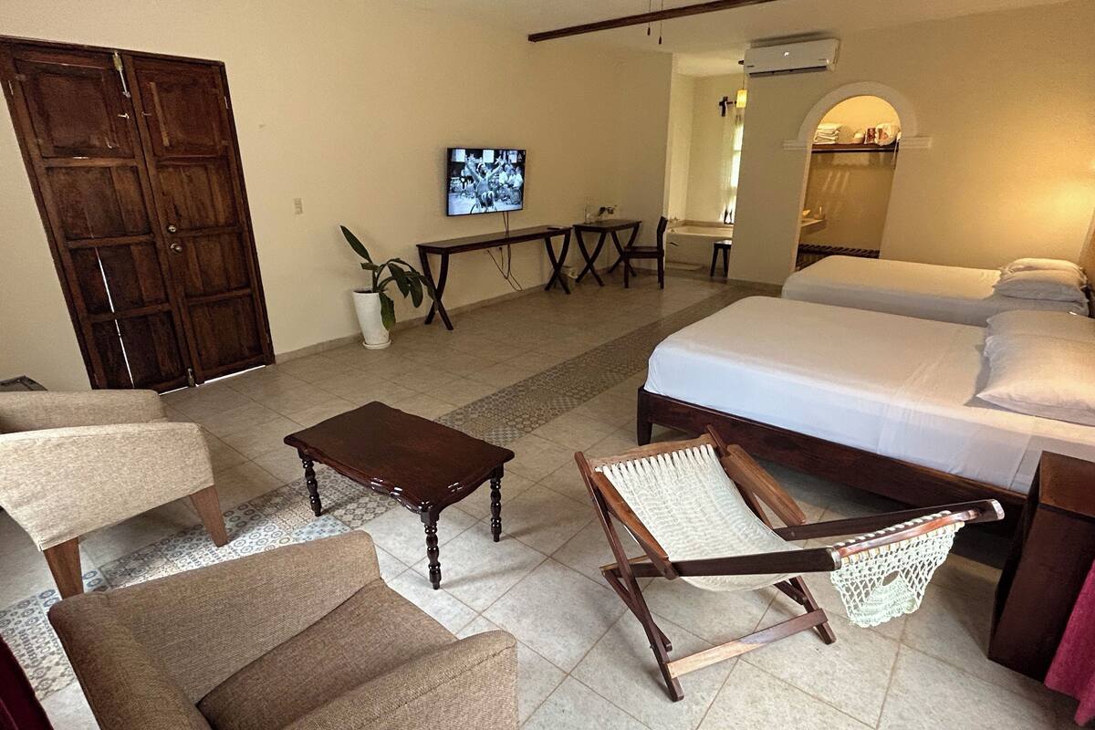 Quarto casal luxo, banheira, vista para o jardim | Roupas de cama premium, edredons de pluma, camas Select Comfort