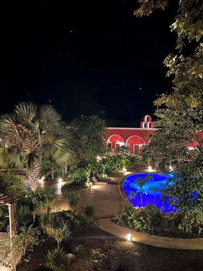 Quarto solteiro luxo, 1 cama King, banheira, vista para o jardim | Área de estar | Monitores de computador, impressoras