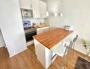 Jääkaappi, mikroaaltouuni, uuni, astianpesukone