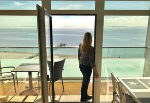 Outdoor dining - Ostseeblick-Perle 2, only EW 7th floor, panoramic view, pool - Ostseeblick-Perle, (Neustadt in Holstein)