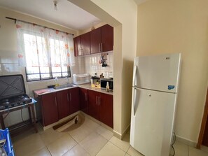 Familieleilighet | Eget kjøkken | Kjøleskap, mikrobølgeovn, kjøkkenutstyr og spisebord