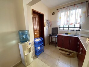 Familienapartment | Eigene Küche | Kühlschrank, Mikrowelle, Kochgeschirr/Geschirr/Besteck, Esstisch