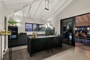 Réfrigérateur, four à micro-ondes, un four, surface de cuisson