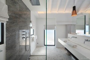 Douche, sèche-cheveux, serviettes fournies