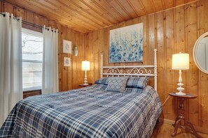3 habitaciones, escritorio y tabla de planchar con plancha 