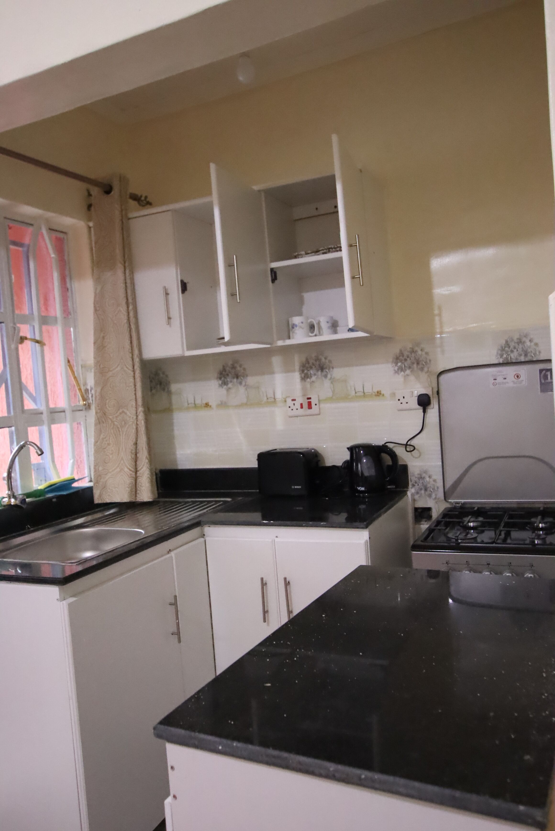 Business House | Private kitchen | Fridge, microwave, cookware/dishes/utensils, dining tables