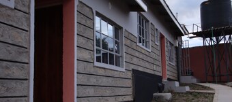 Stay.Plus Ebony Mara House