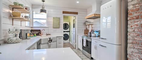 Fridge, microwave, stovetop, dishwasher