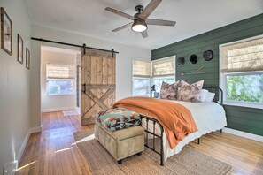 2 bedrooms, Internet, bed sheets - Vintage Bishop House in Downtown w/ Porch Swing! (Bishop)