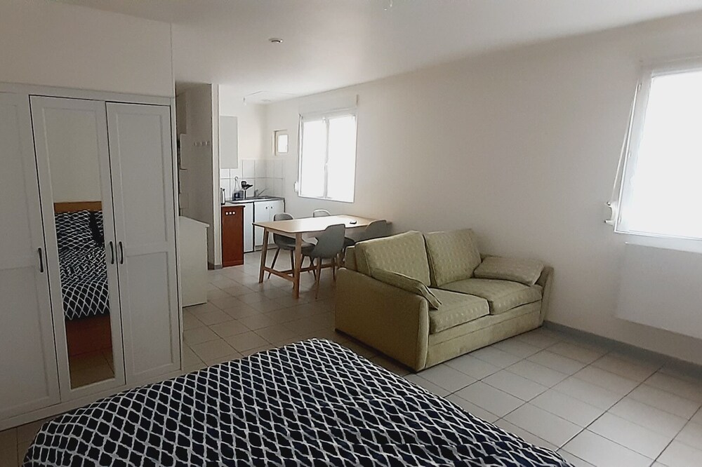 Very nice studio of 35 m² on the ground floor. wifi, Netflix.