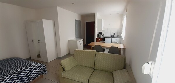 A compact room with a bed, a sofa, a kitchenette, and a dining area. - Very nice 35 m² studio on ground floor.wifi, Netflix. (Denain)