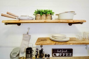 Réfrigérateur, micro-ondes, plaque de cuisson, cafetière/bouilloire