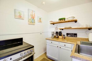 Fridge, microwave, stovetop, coffee/tea maker - Adorable Tucson Studio w/ Gas Grill & WiFi! (Tucson)