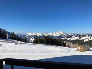 A snowy mountain landscape with a wooden cabin and a ski slope. - Charming renovated apartment for 4, ski-in/ski-out (Avoriaz)