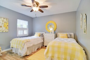 3 bedrooms, desk, iron/ironing board, internet - Riverfront Getaway w/ Hot Tub & Game Room! (New Port Richey)