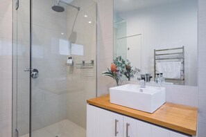 Badewanne, Haartrockner, Handtücher