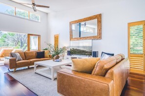 Tv, eldstad och dvd-spelare