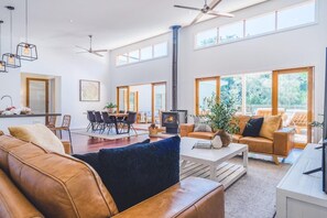 Tv, eldstad och dvd-spelare