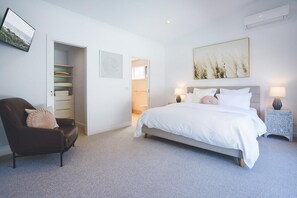 4 bedrooms, iron/ironing board, Internet, bed sheets