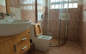 Executive House | Bathroom | Shower, free toiletries, slippers, bidet - Stay.Plus karen Party House (Nairobi)