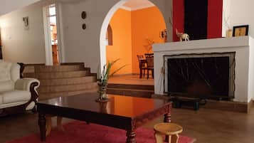 Executive House | Ruang tamu | 30 inci sebuah televisyen pintar dengan digital, TV