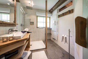 Dusche, Haartrockner, Handtücher