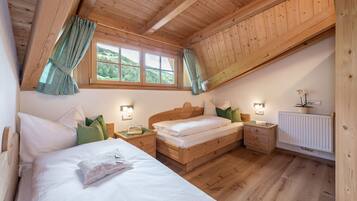 2 bedrooms, desk, free WiFi, bed sheets