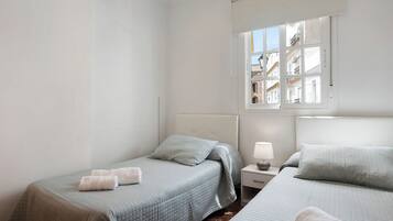 2 dormitoris, planxa i posts de planxar, wifi gratuïta i roba de llit