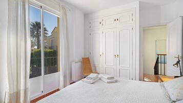 3 slaapkamers, een strijkplank/strijkijzer, gratis wifi, beddengoed