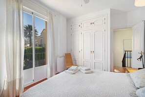 3 slaapkamers, een strijkplank/strijkijzer, gratis wifi, beddengoed