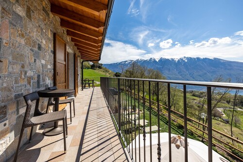 Apartment Bocca Nevese Pino with Lake View, Garden & Wi-Fi