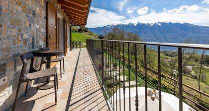 Apartment Bocca Nevese Pino with Lake View, Garden & Wi-Fi