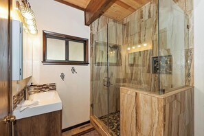 Shower - Overlook Chalet by Destination Big Bear: Minutes from Bear Mtn, Golf, & Zoo! Foosball! Peekaboo Slope Views! (Big Bear Lake)