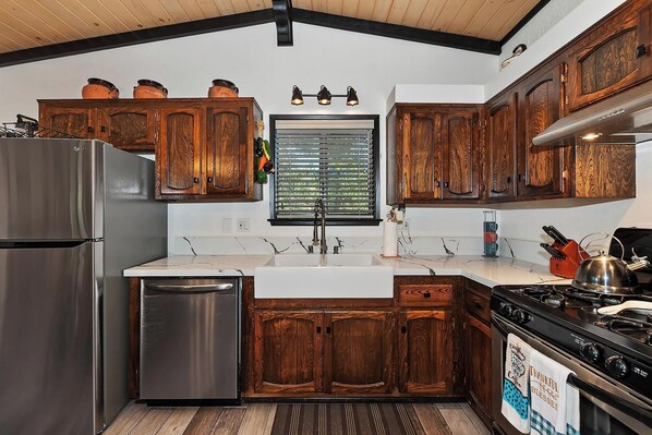 Fridge, microwave, stovetop, dishwasher