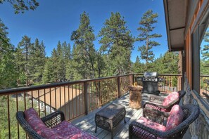 Property grounds - Overlook Chalet by Destination Big Bear: Minutes from Bear Mtn, Golf, & Zoo! Foosball! Peekaboo Slope Views! (Big Bear Lake)