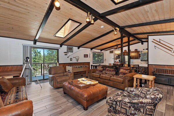 Televisión, chimenea y futbolito 