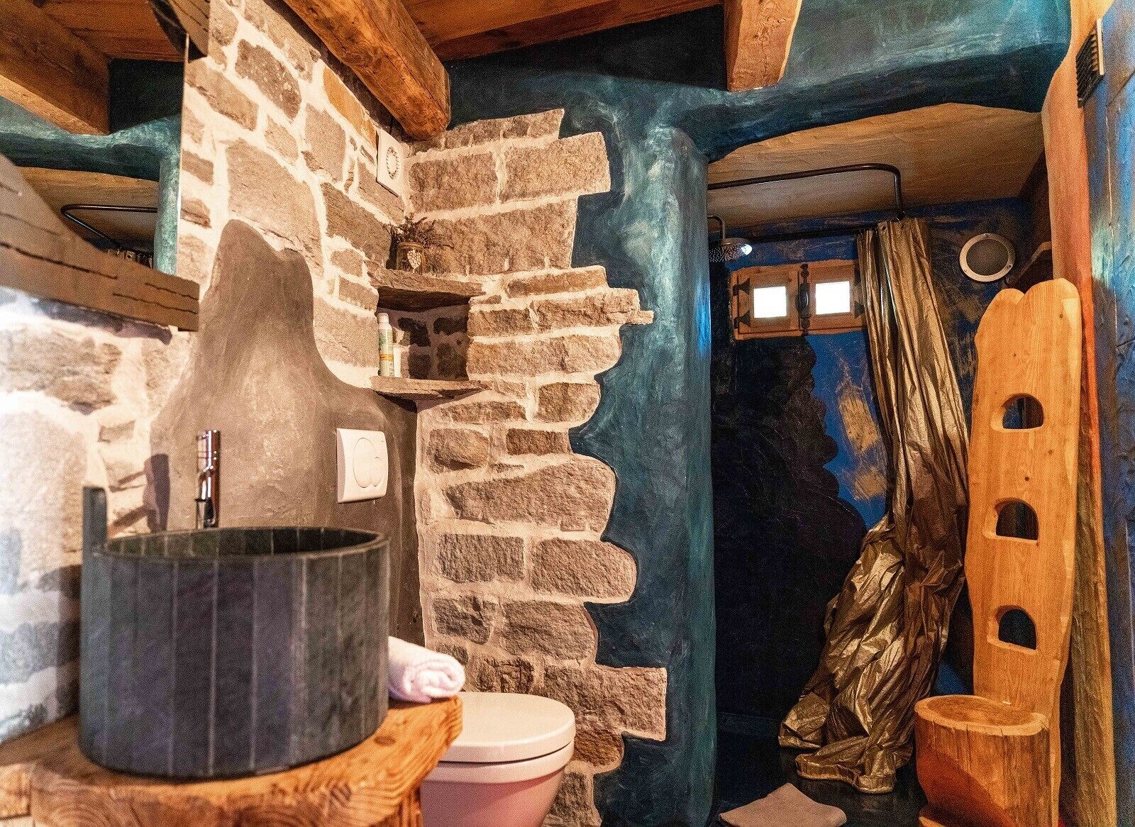 Chuveiro, produtos de toalete grátis, secador de cabelo 