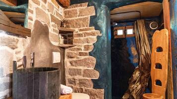 Chuveiro, produtos de toalete grátis, secador de cabelo