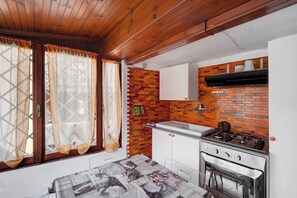 Fridge, oven, stovetop, coffee/tea maker - Apartment 'Il Nido del Geco' with Landmark View & Wi-Fi (Sanremo)